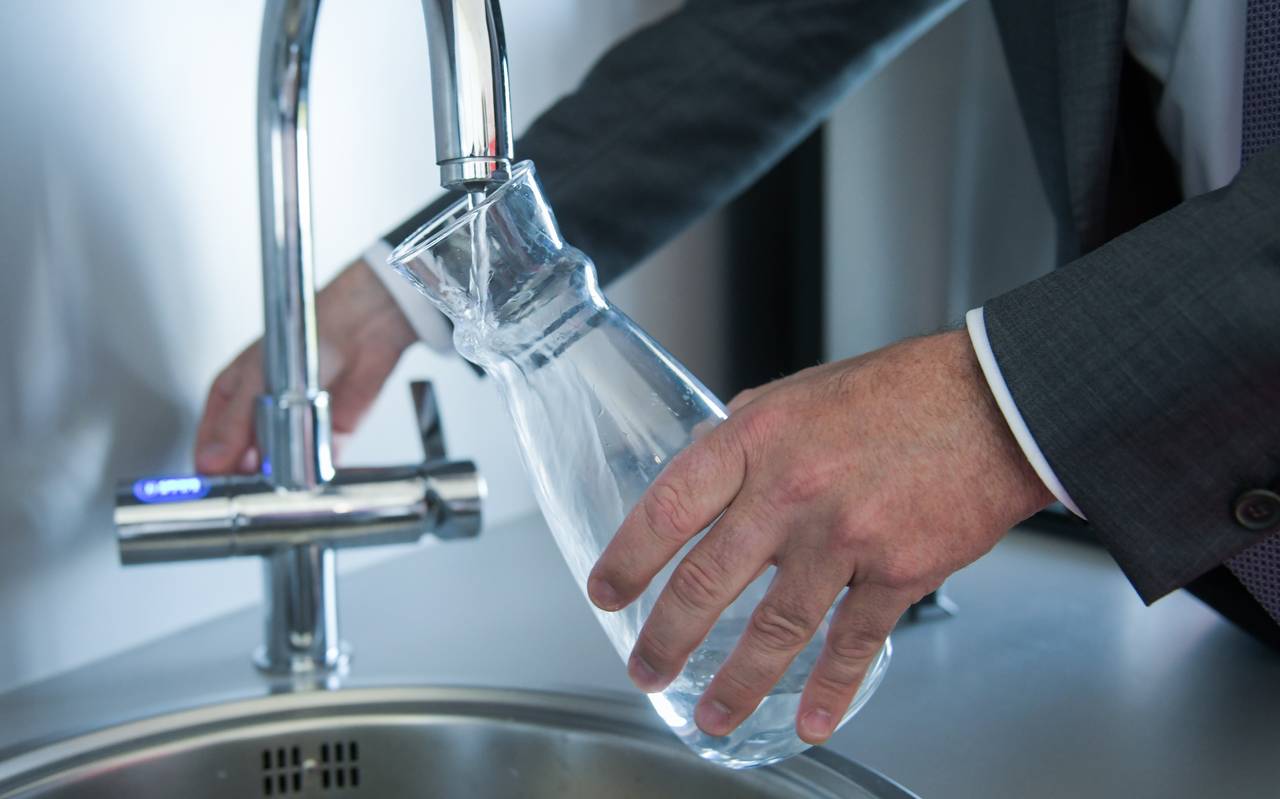 Trinkwasser kommt aus einem Hahn