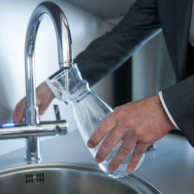 Trinkwasser kommt aus einem Hahn