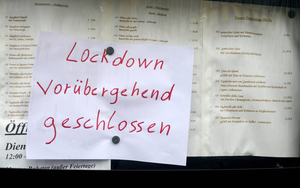 Geschlossen-Schild vor einem Restaurant