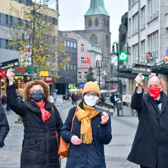 Anbieter halten in der Bottroper Innenstadt die Gutscheine hoch
