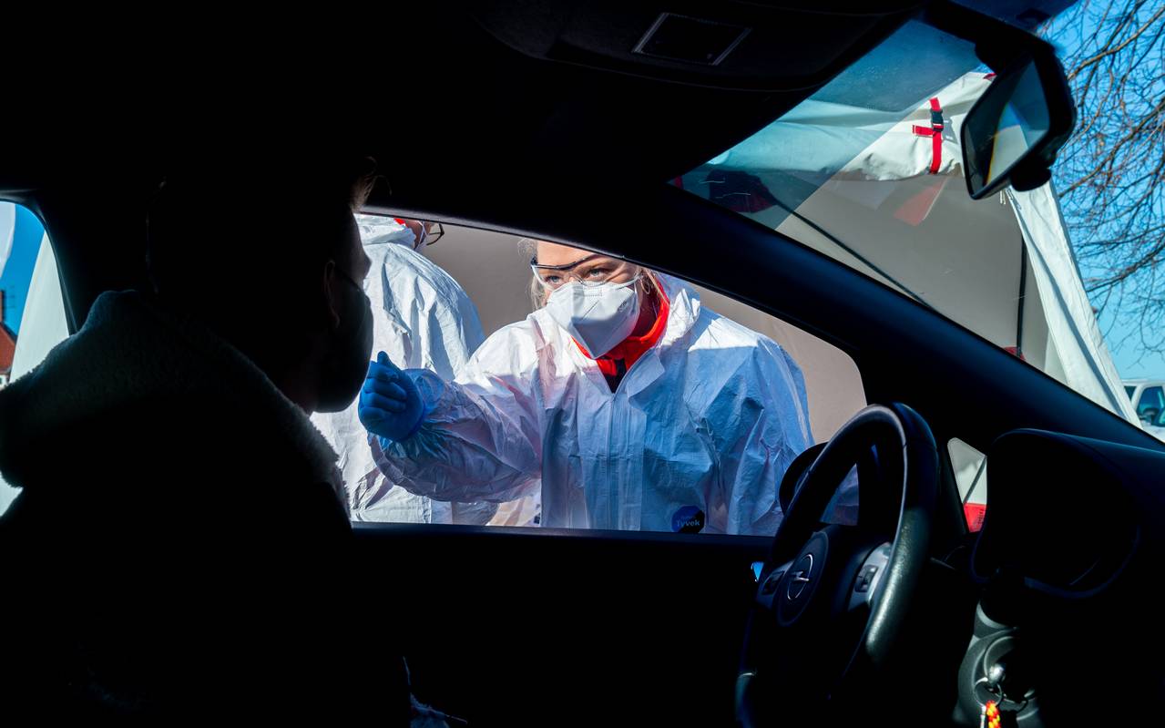 Ein Autofahrer wird auf Corona getestet