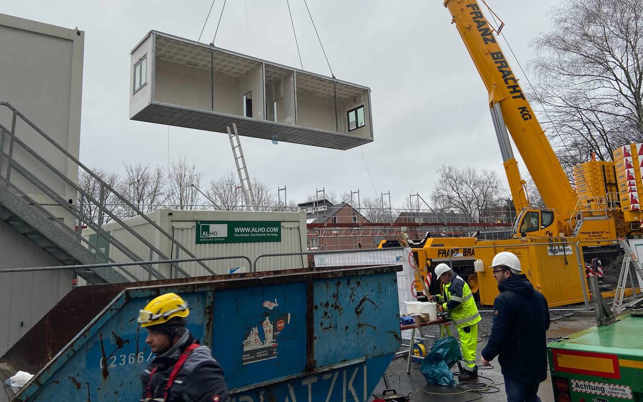 Ein Bauteil wird vom Kran abgesetzt