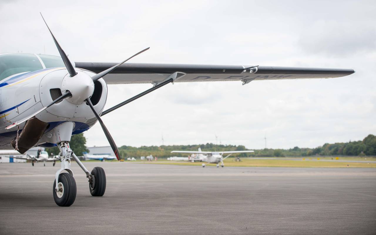 Ein Flugzeug auf dem Flugplatz Schwarze Heide