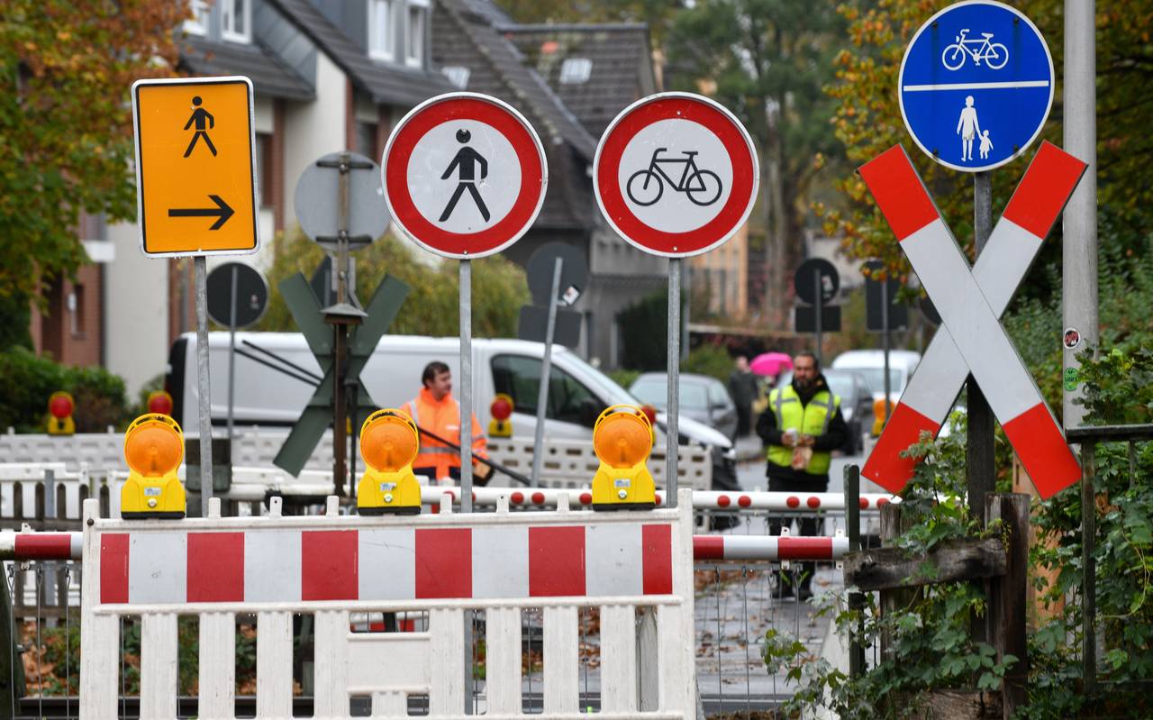 Schilder an einer Baustelle auf der Feldhauser Straße in Gladbeck