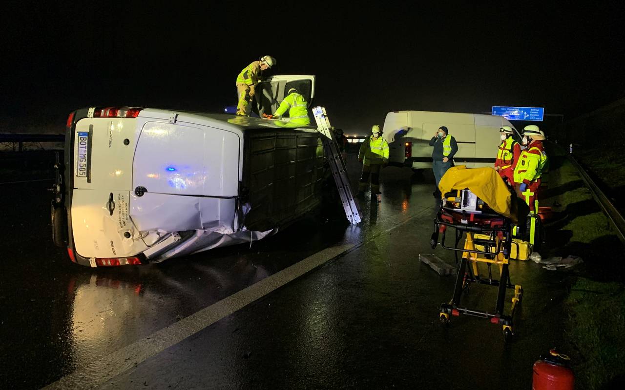 Der umgekippte Transporter auf der A2