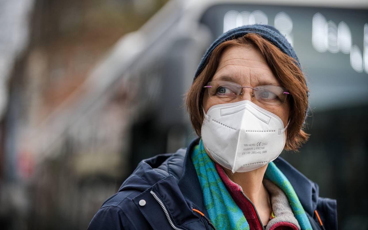 Frau mit FFP2-Maske