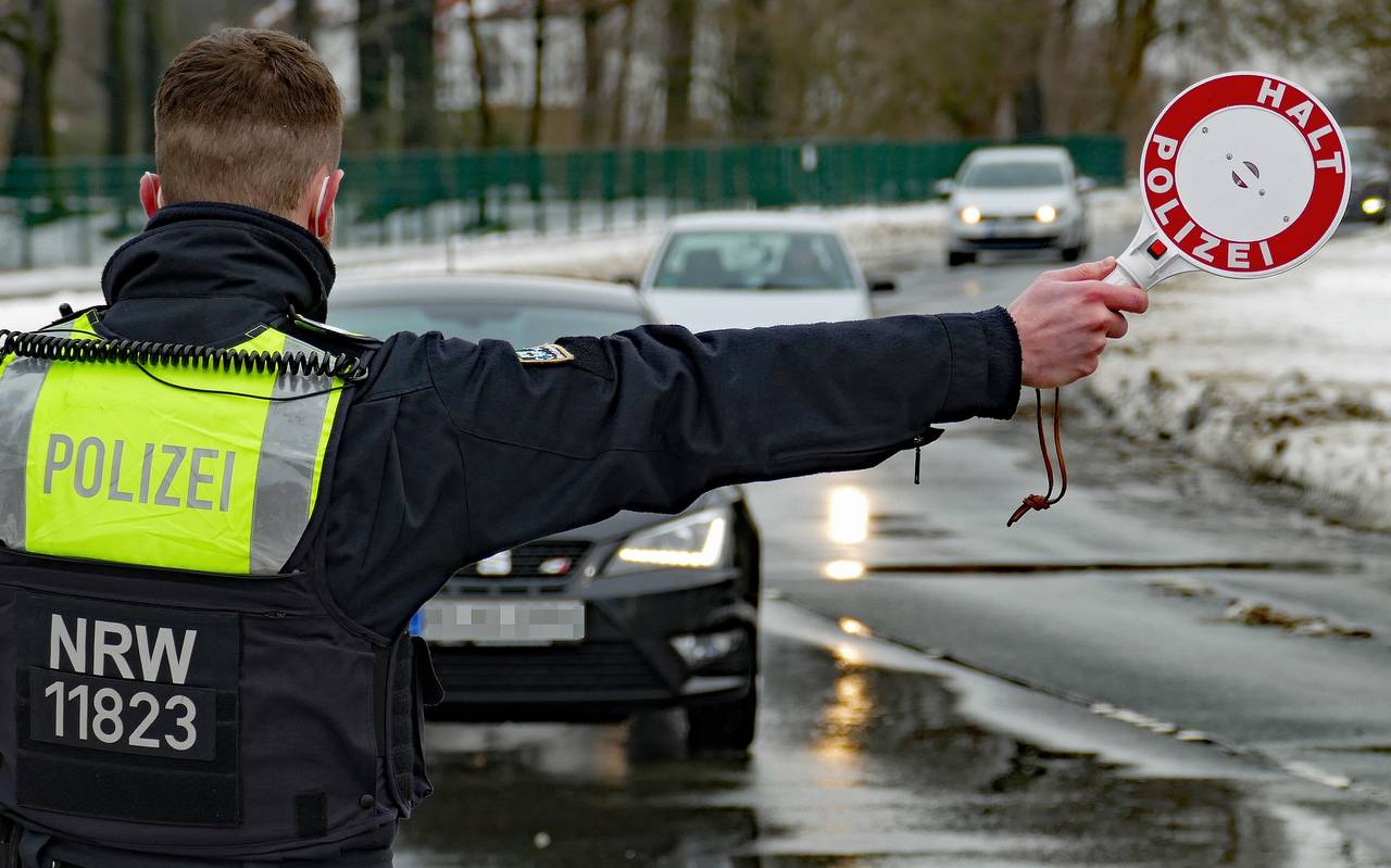 Ein Polizist hält ein Auto an