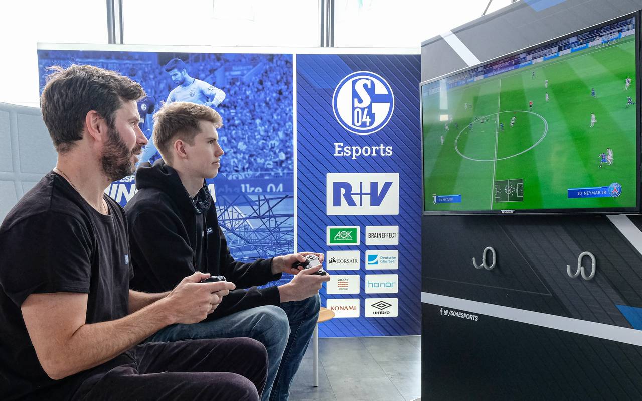 Zwei Männer zocken E-Sport
