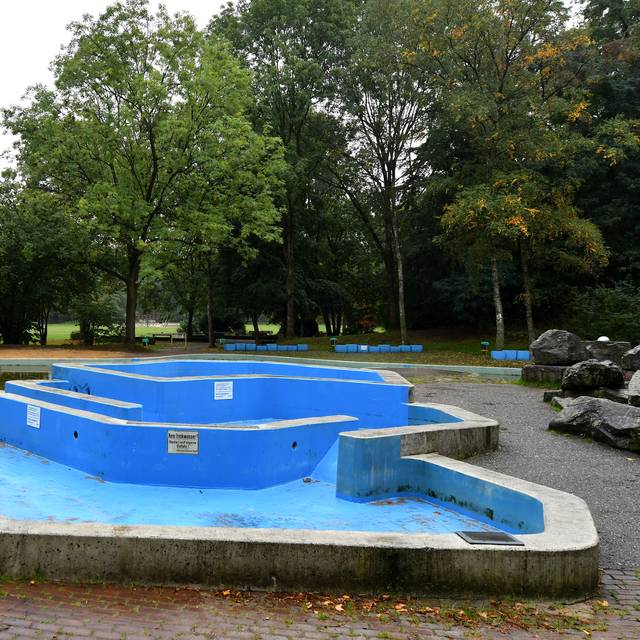 Leeres Becken auf dem Wasserspielplatz im Revierpark Vonderort