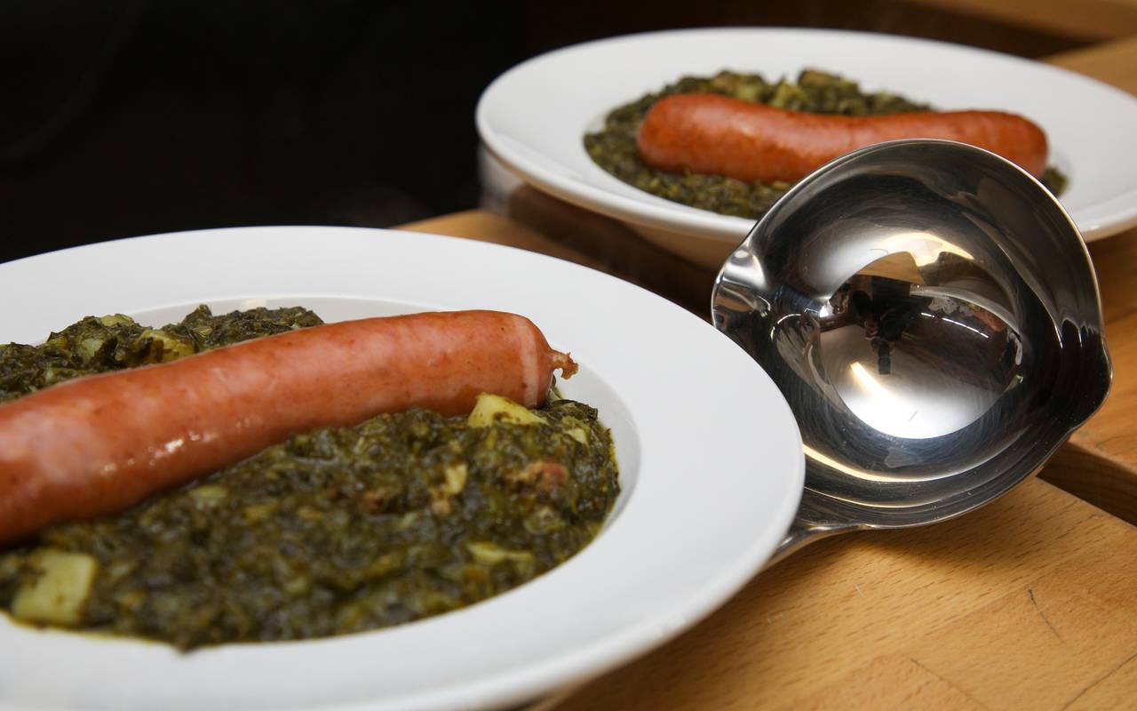 Zwei Teller mit Grünlkohl