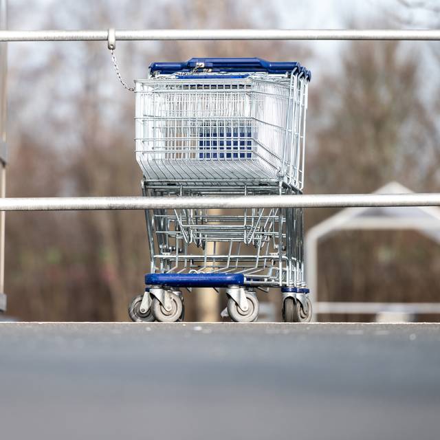 Einkaufswagen vor einem Supermarkt