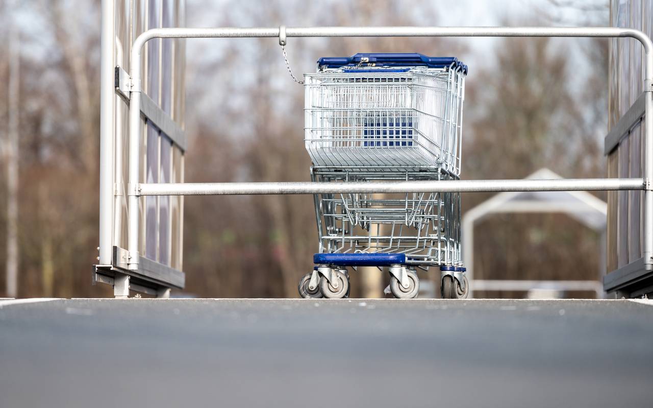 Einkaufswagen vor einem Supermarkt