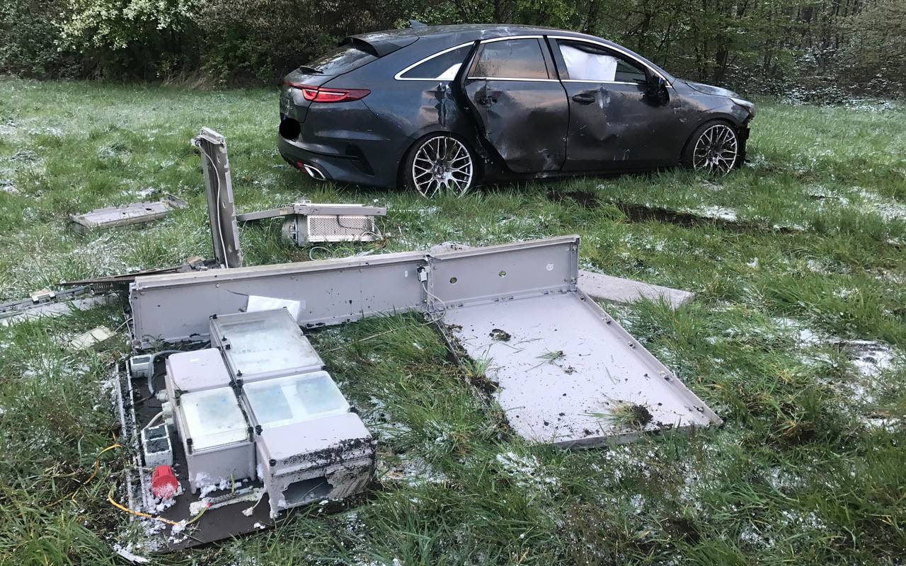 Das verunglückte Auto neben dem zerstörten Schaltkasten