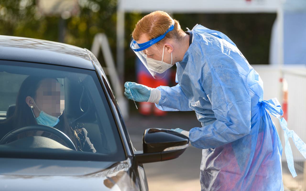 Testsituation in einer Drive-In-Teststelle
