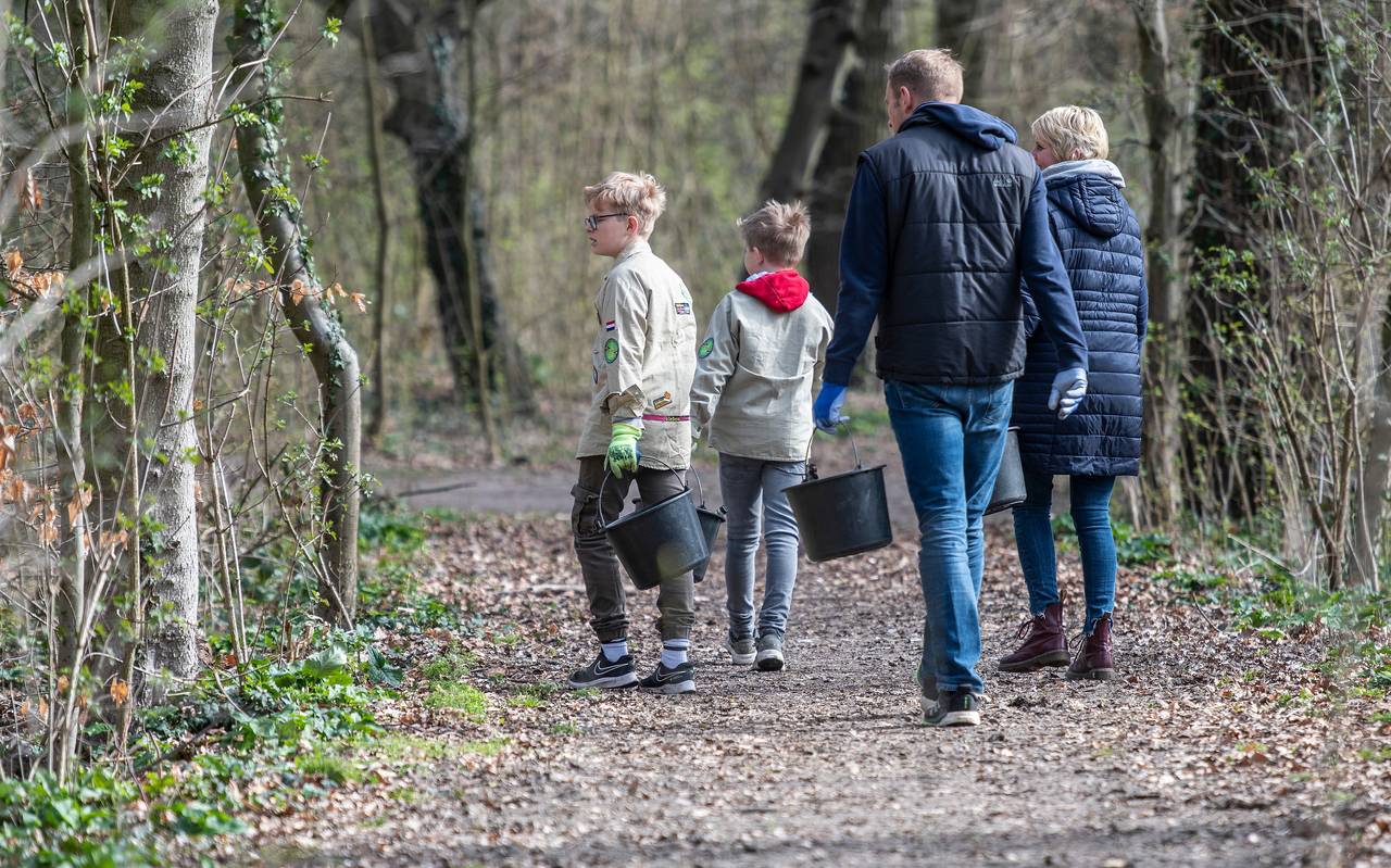 Eine Familie sammelt Müll im Köllnischen Wald