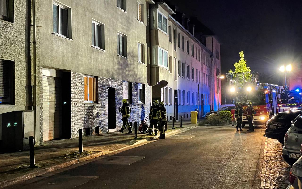 Die Feuerwehr im Einsatz beim Wohnungsbrand in Gelsenkirchen-Schalke