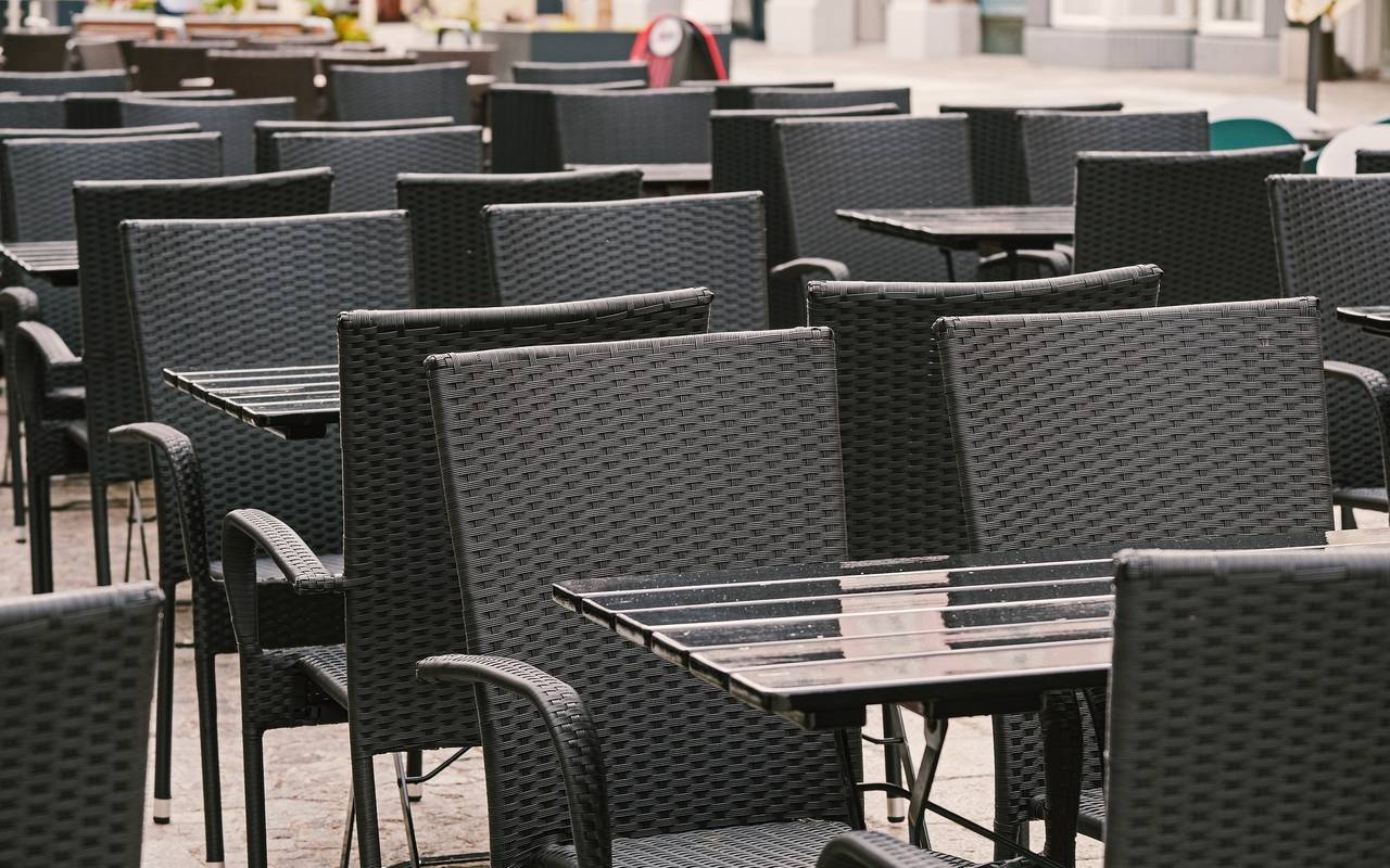 Tische und Stühle im Außenbereich eines Cafés