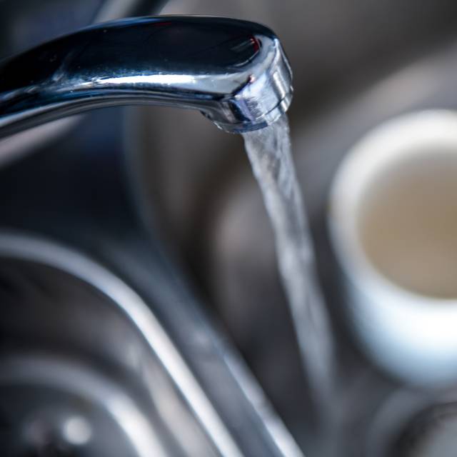 Wasser läuft aus einem Hahn