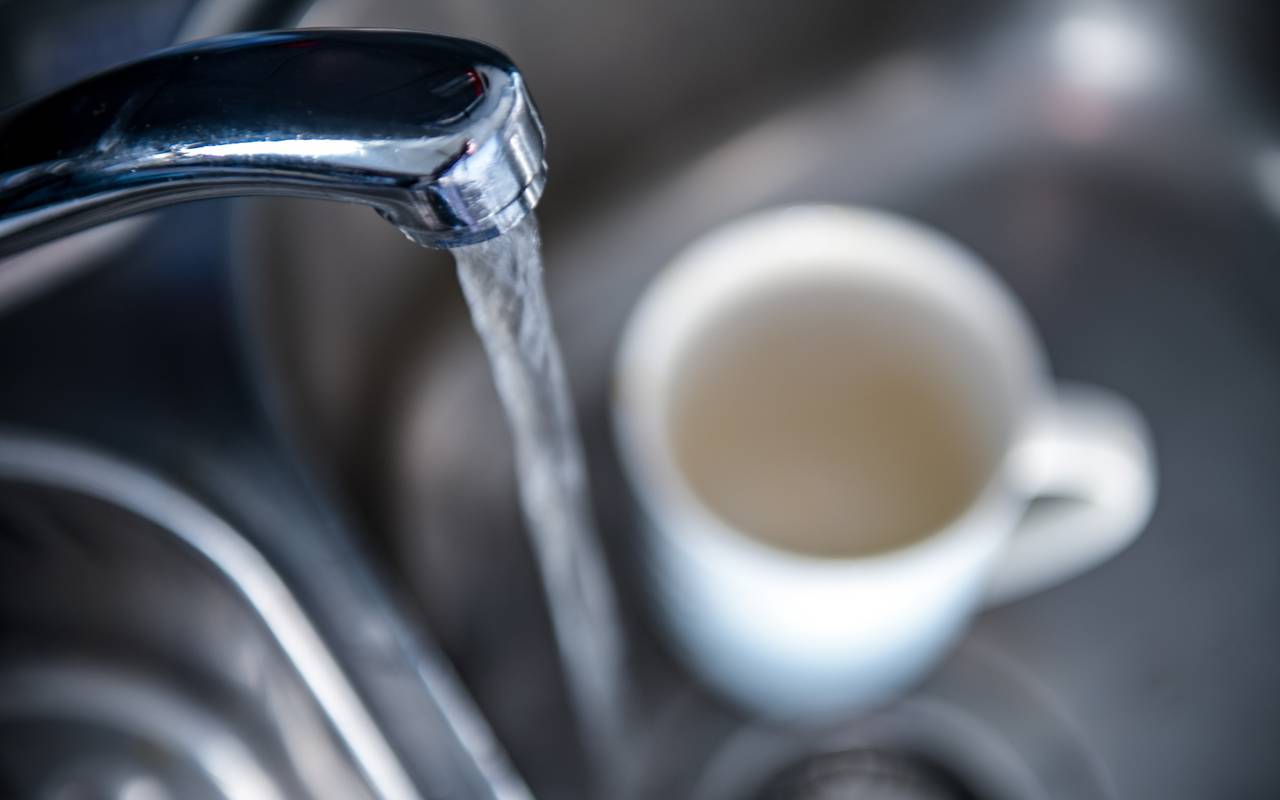Wasser läuft aus einem Hahn