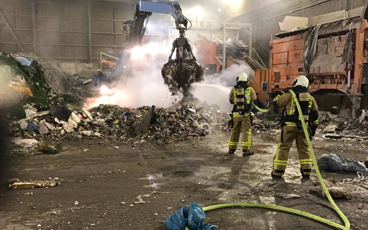 Feuerwehr im Einsatz beim Brand in einer Bottroper Lagerhalle