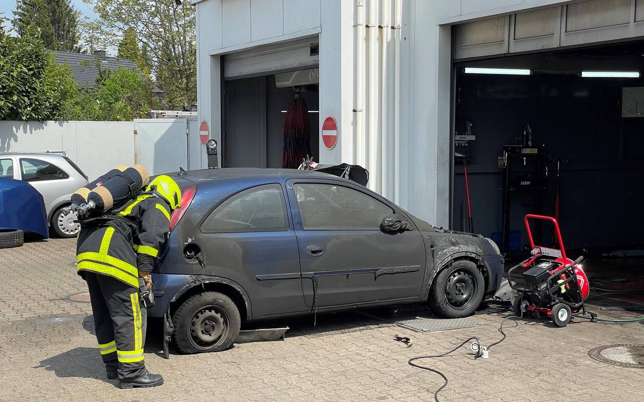 Den durch die Flammen in Mitleidenschaft gezogenen Pkw schoben die Einsatzkräfte ins Freie. Dort erfolgte die abschließende Kontrolle mit der Wärmebildkamera.