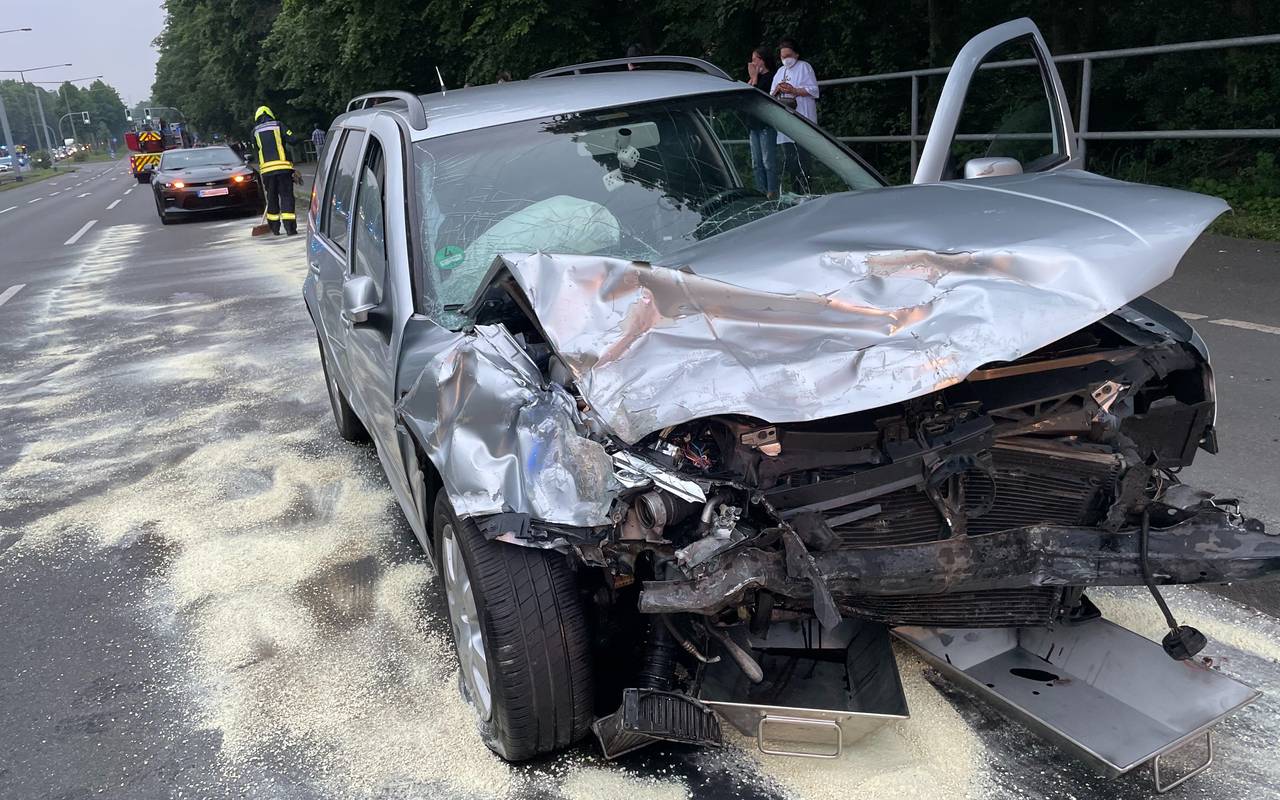 Demoliertes Autos nach dem Unfall in Gelsenkirchen-Bismarck
