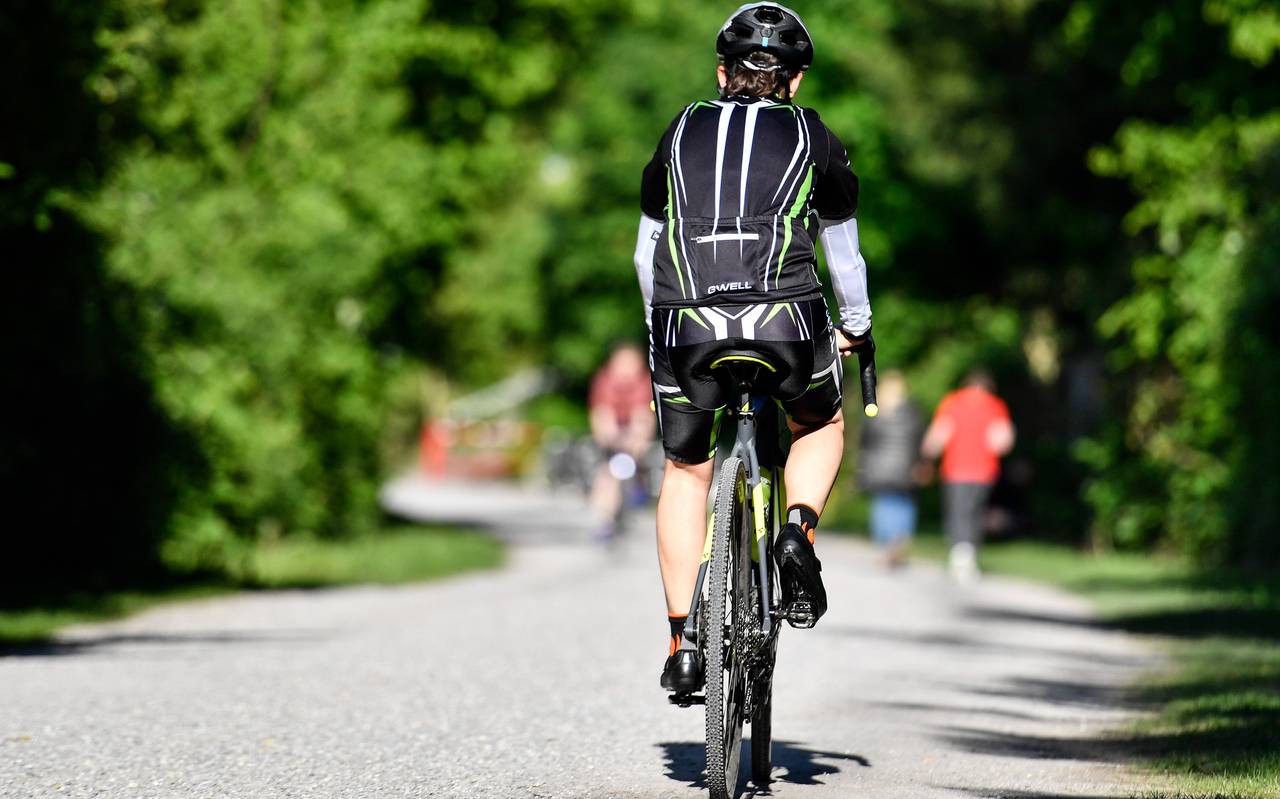Ein Fahrradfahrer unterwegs im Park