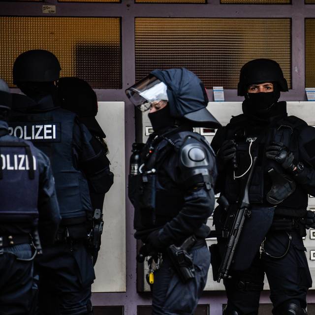 Polizisten im Einsatz bei einer Wohnungsdurchsuchung