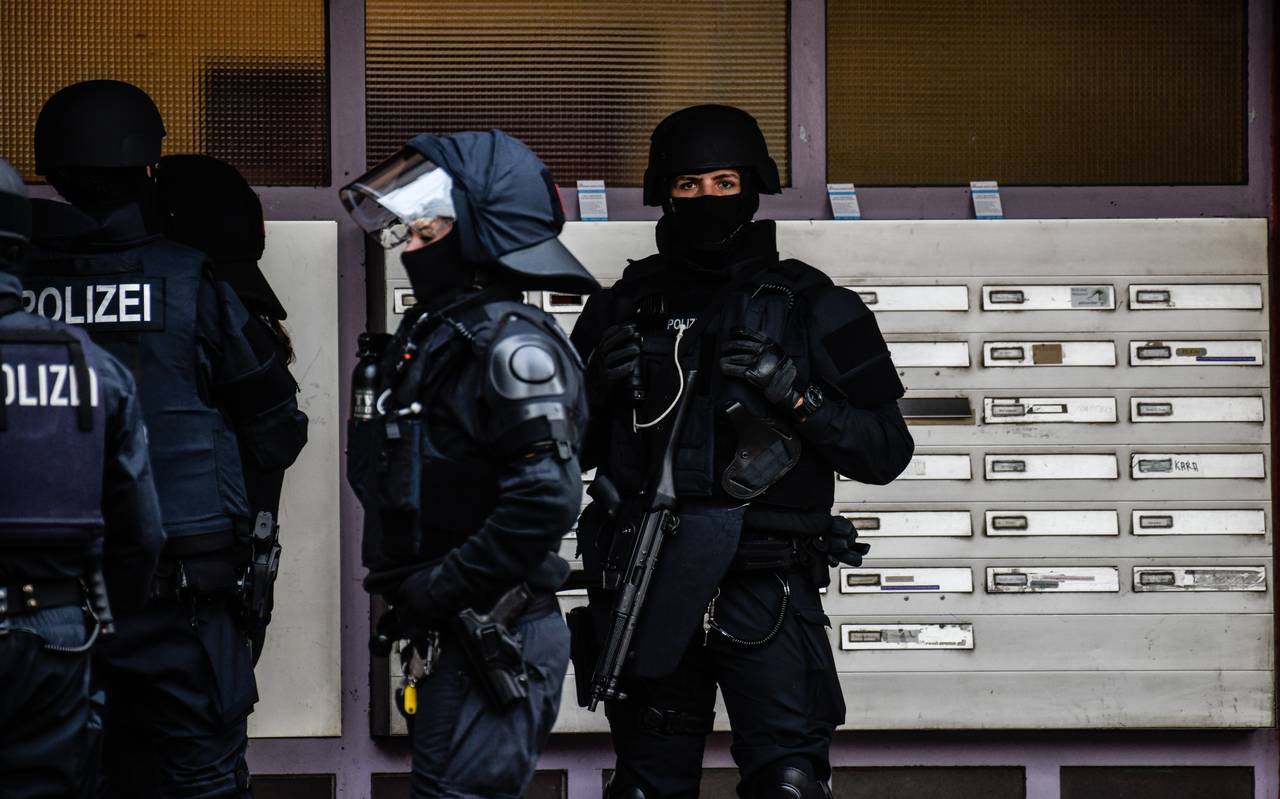 Polizisten im Einsatz bei einer Wohnungsdurchsuchung