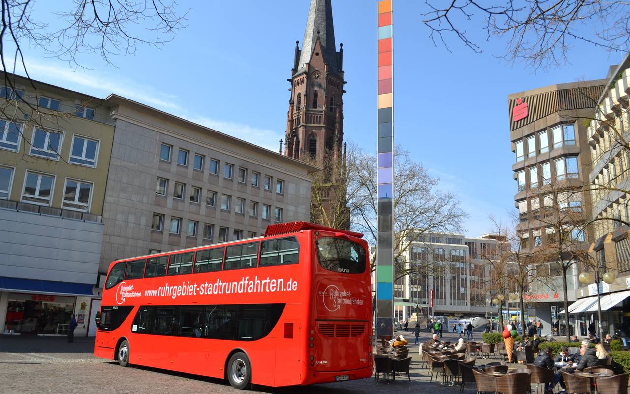 Ein Cabrio-Sightseeingbus auf Stadtrundfahrt