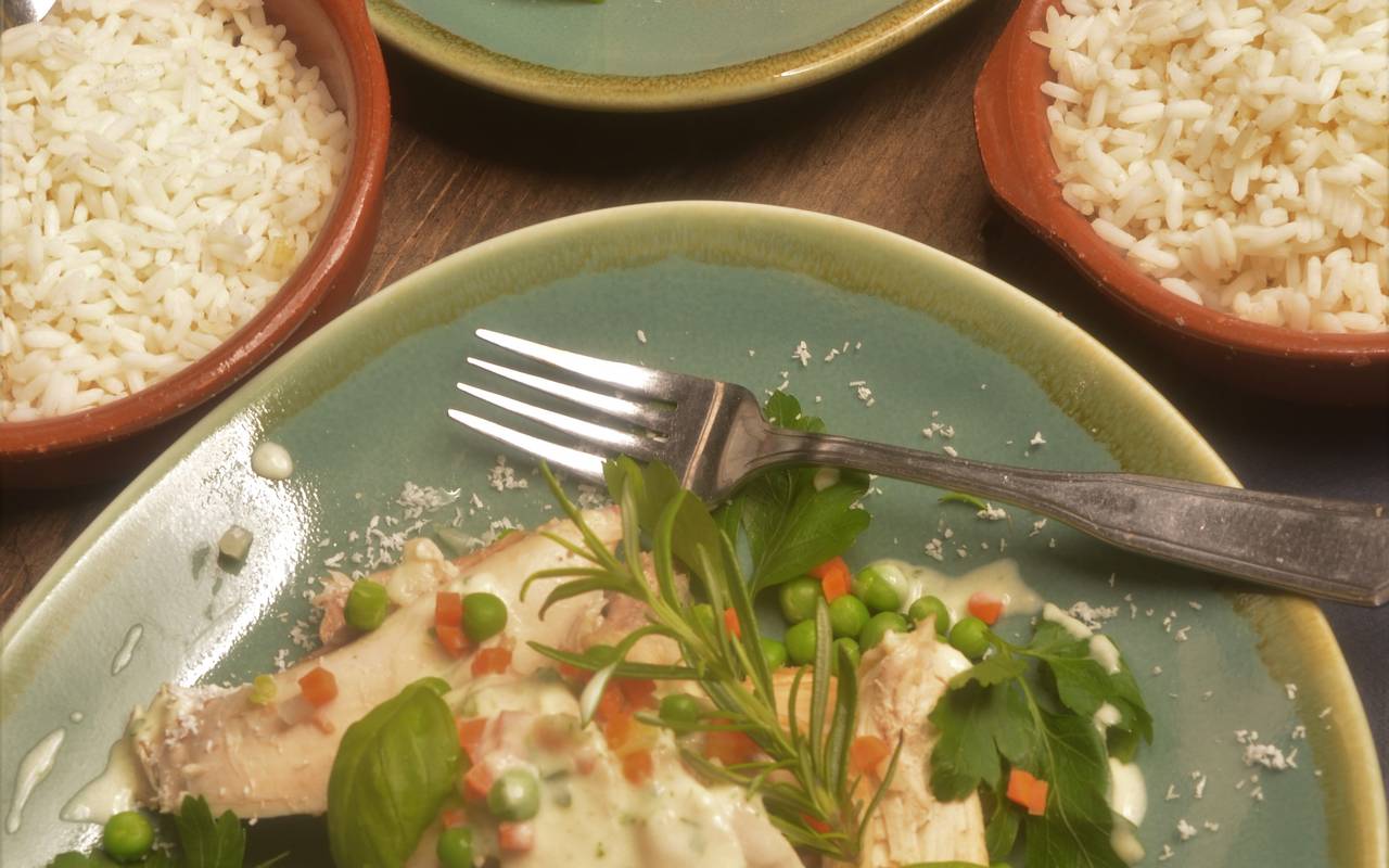 Frikassee vom Freilandhuhn mit Gemüse, Kokosmilch und Erdnussbutter