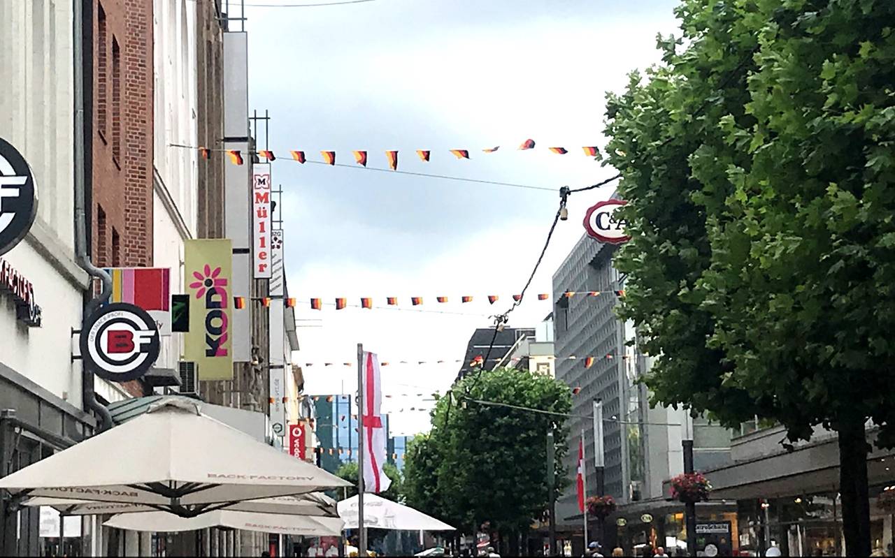 Deutschland-Fahnen auf der Gelsenkirchener Bahnhofstraße