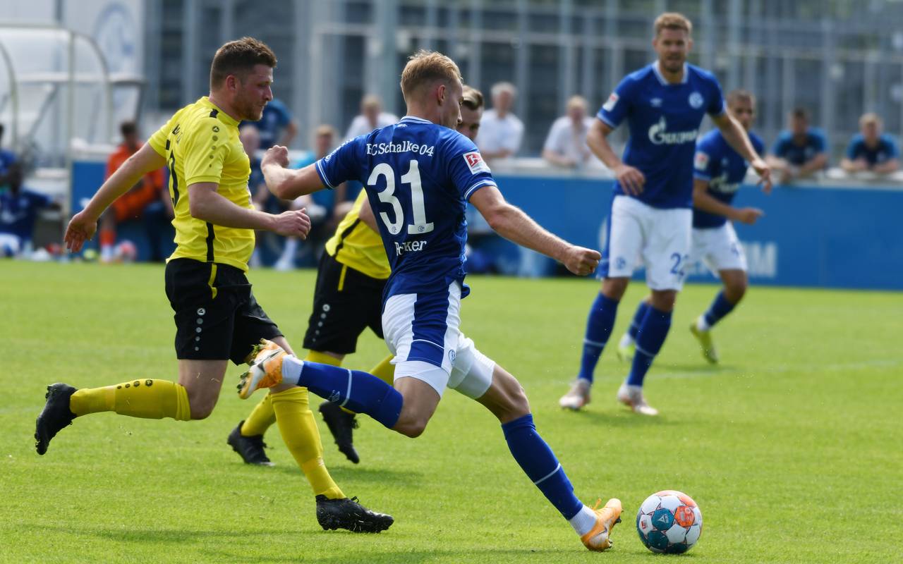 Spielszene beim Testspiel Schalke - SF Hamborn 07 im Parkstadion