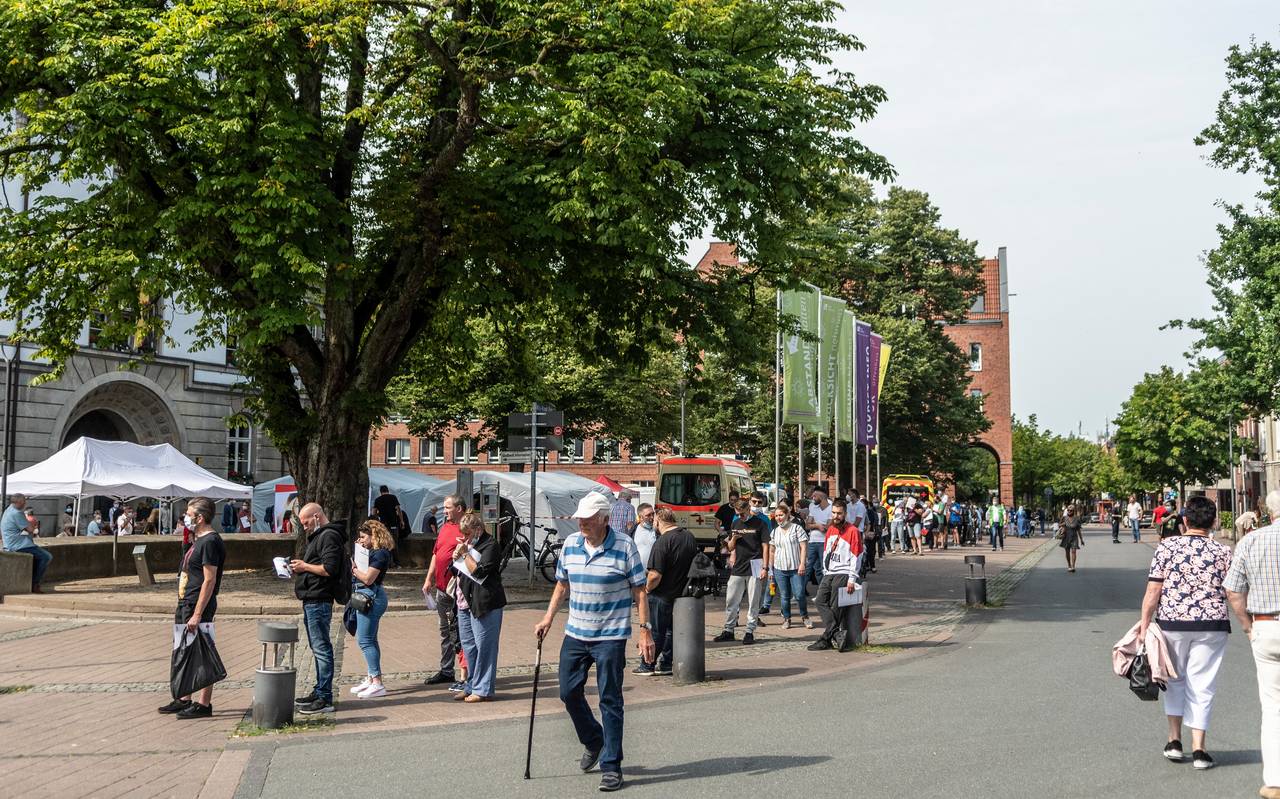 Warteschlange auf dem Willy-Brandt-Platz