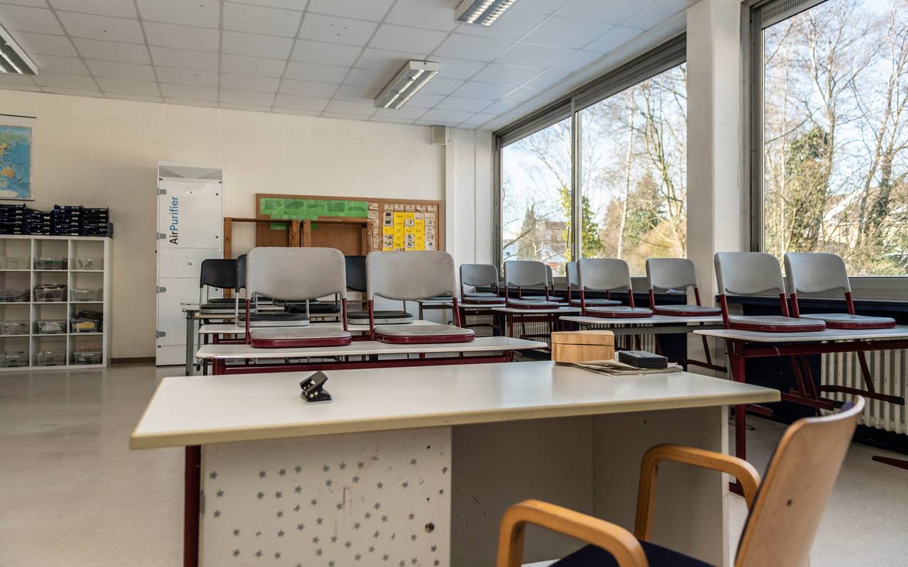 Klassenraum mit Luftfiltergerät