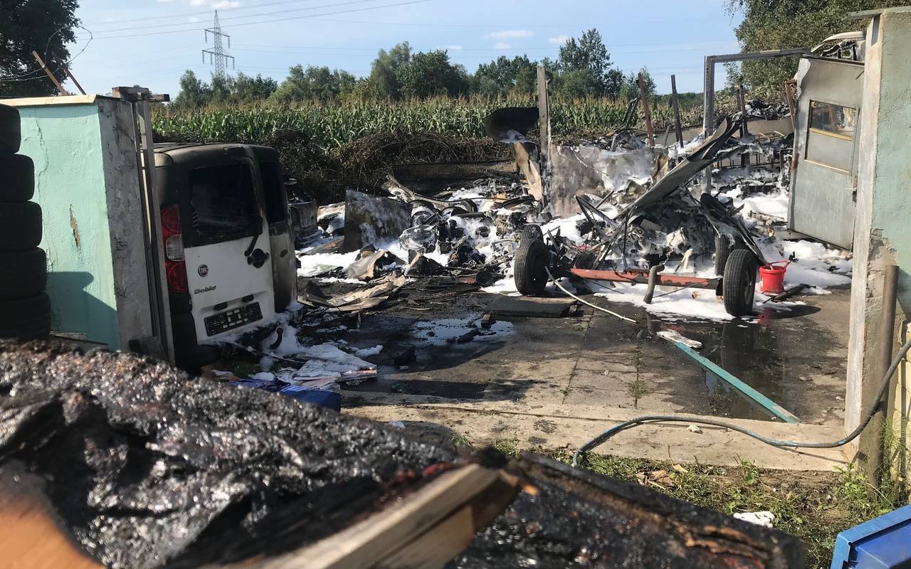 Gelöschte Fahrzeugteile nach einem Brand