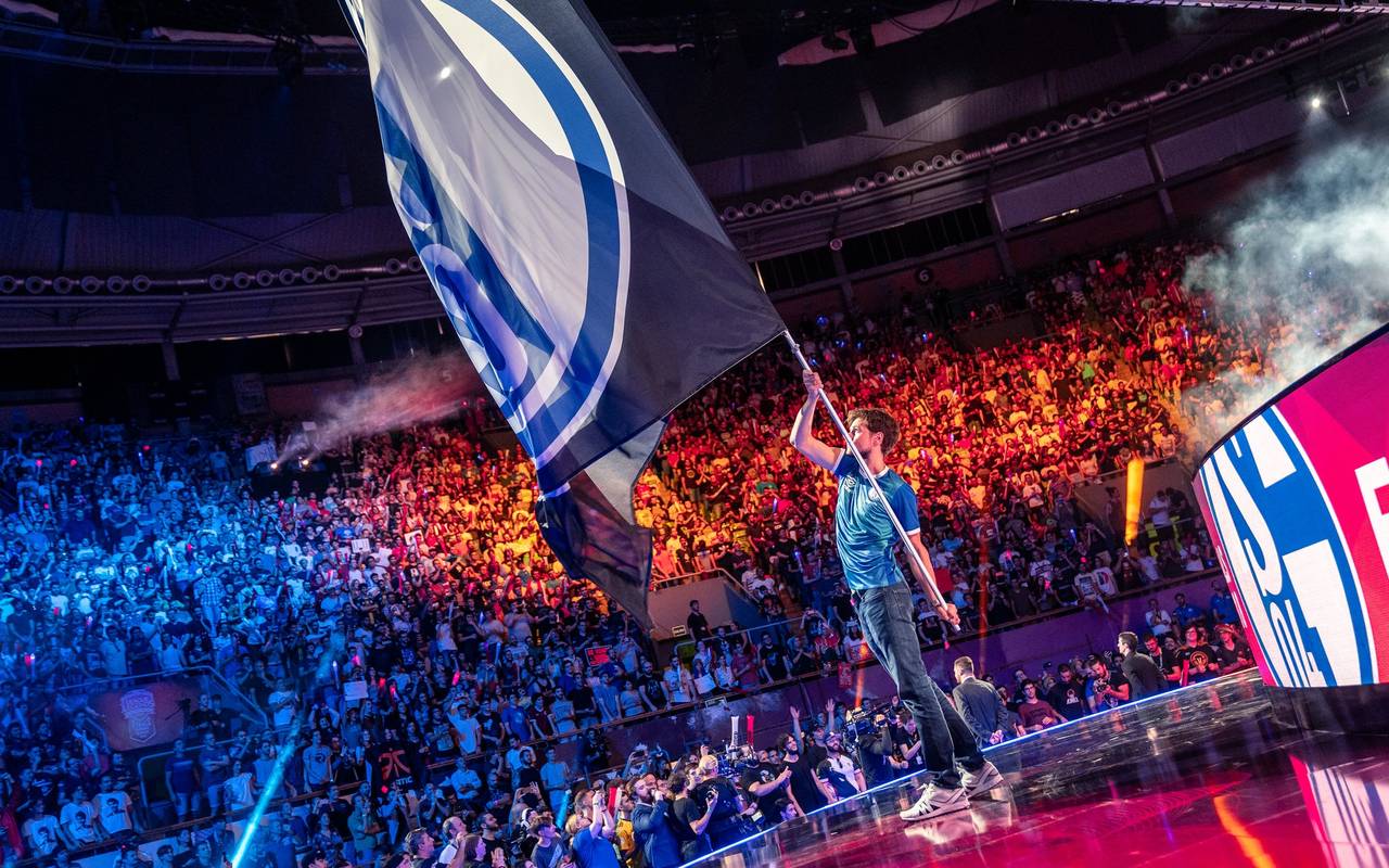 Ein Esportler schwenkt eine Schalke-Flagge