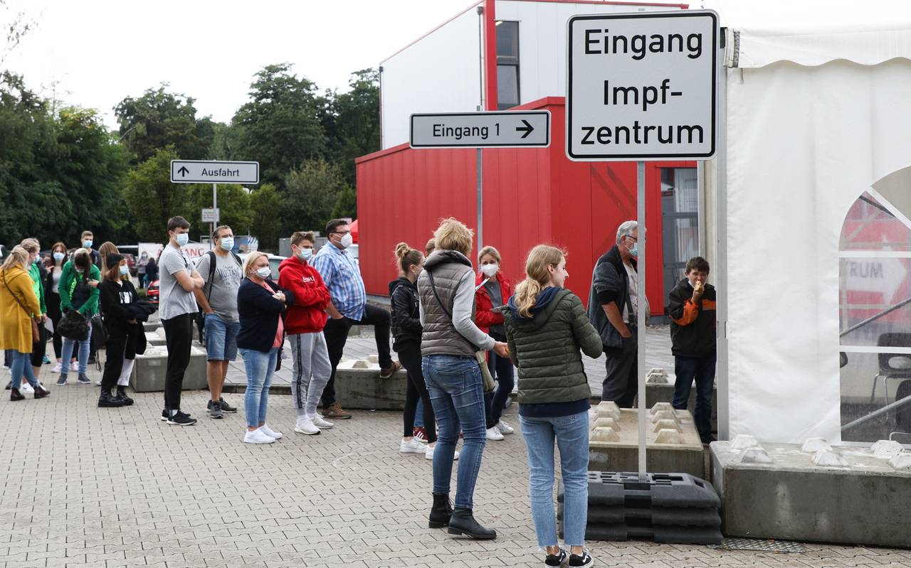 Schlange vor dem Bottroper Impfzentrum