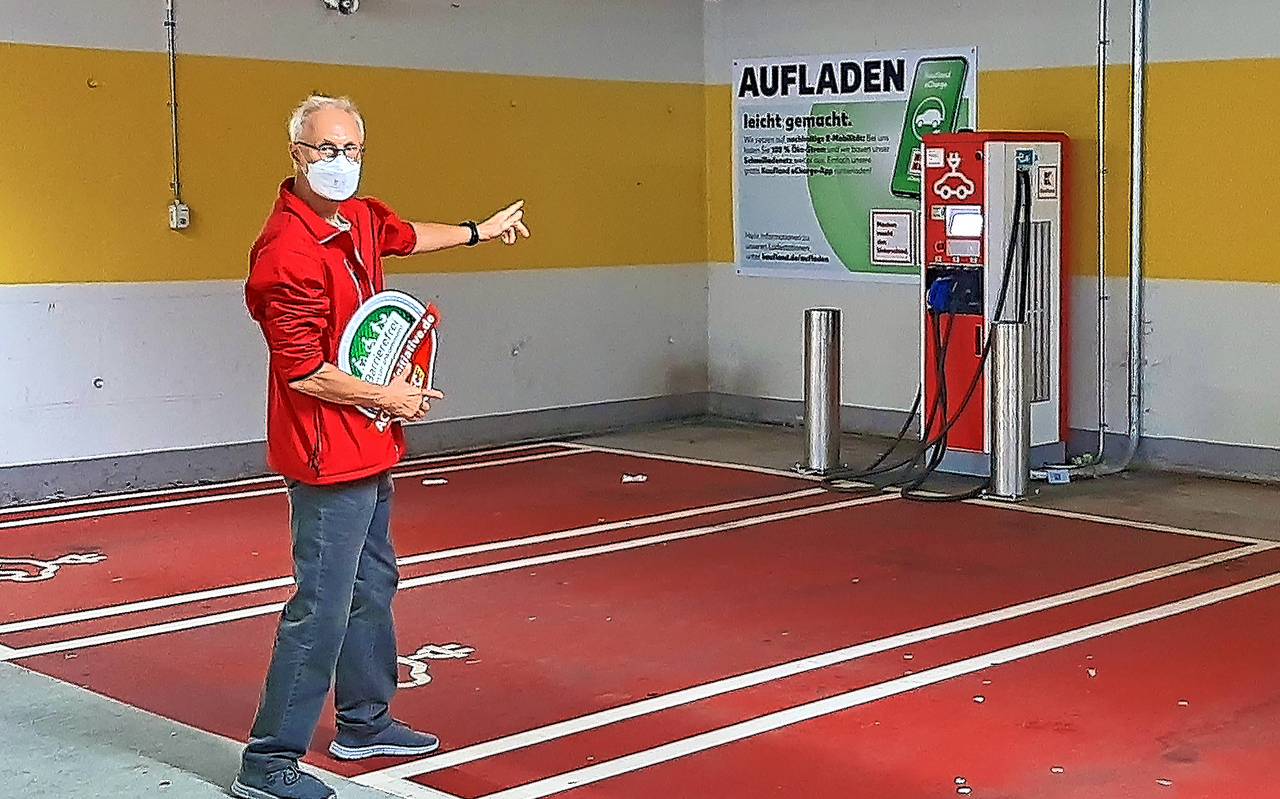 Behinderten-Parkplatz mit E-Ladesäule