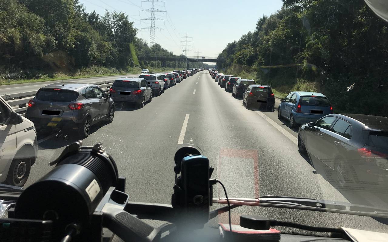 Rettungsgasse auf der A31 aus der Sicht eines Feuerwehrautos