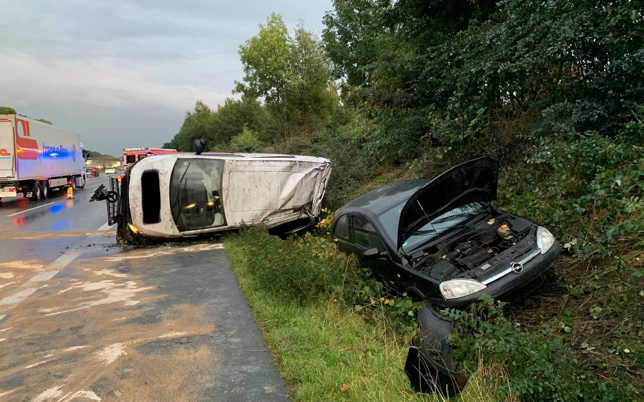 Zwei Fahrzeuge liegen auf der A2 im Graben