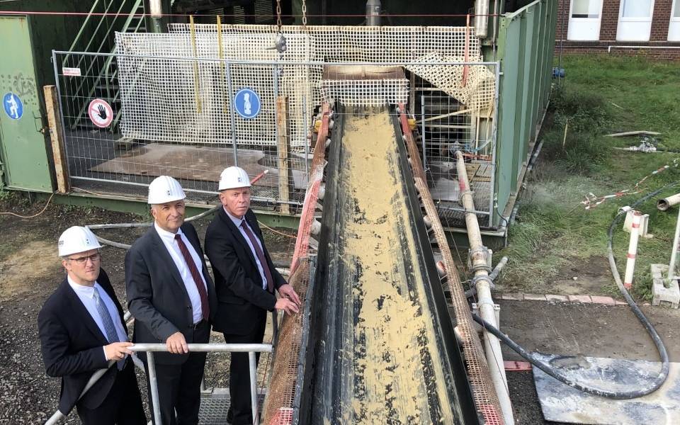 Förderband mit Beton zur Verfüllung der Schächte