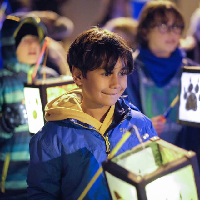 Kinder mit Laternen beim Martinszug