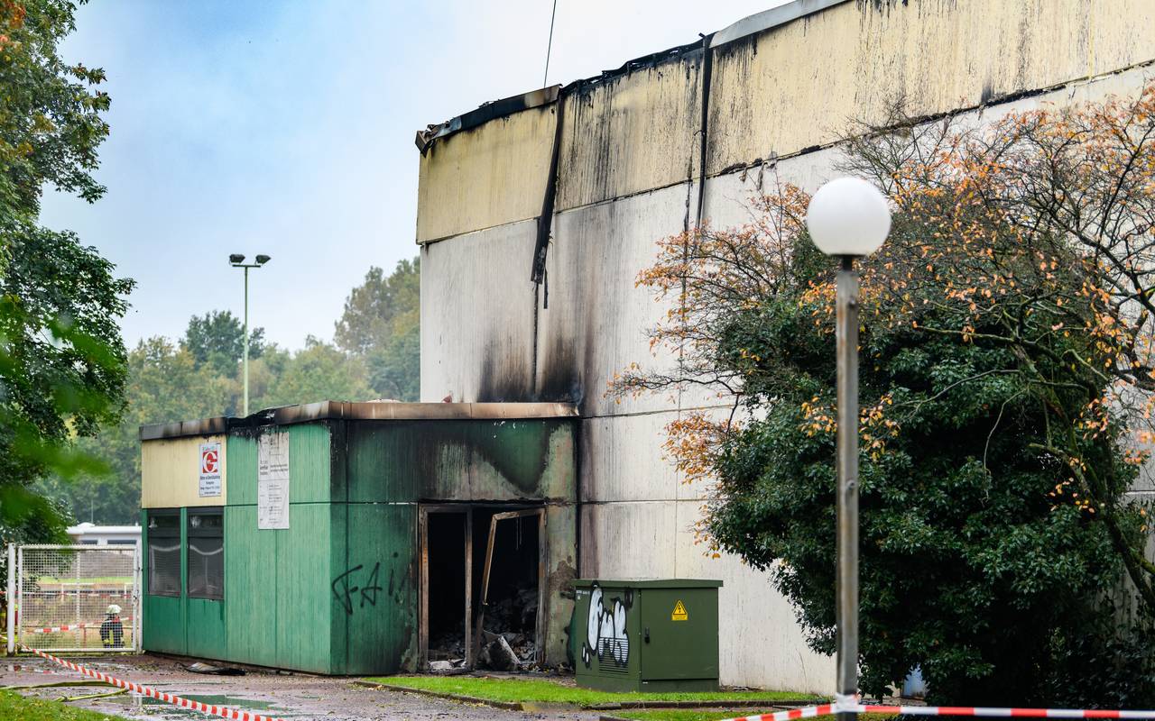 Die ausgebrannte Sporthalle der Ingeborg-Drewitz-Gesamtschule in Gladbeck Rentfort-Nord