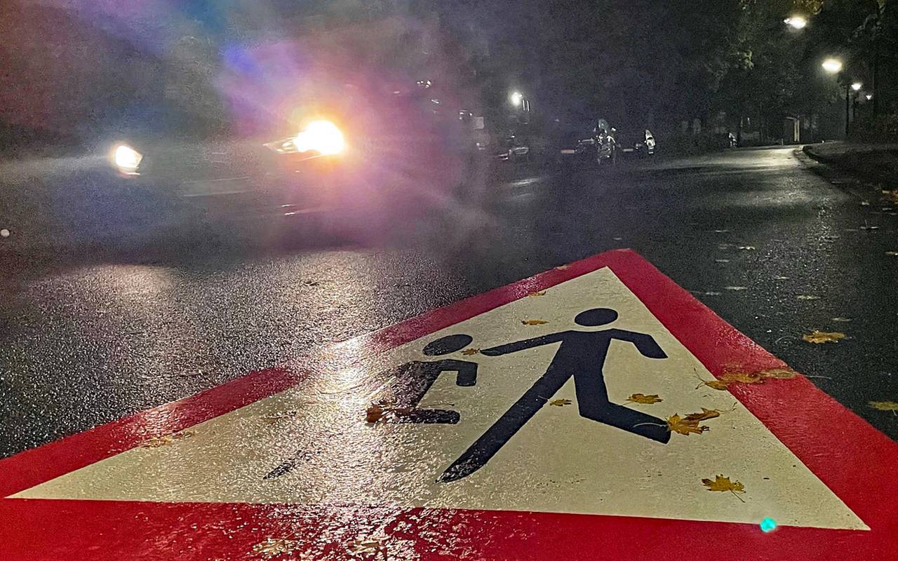 Auto fährt über dunkle Straße