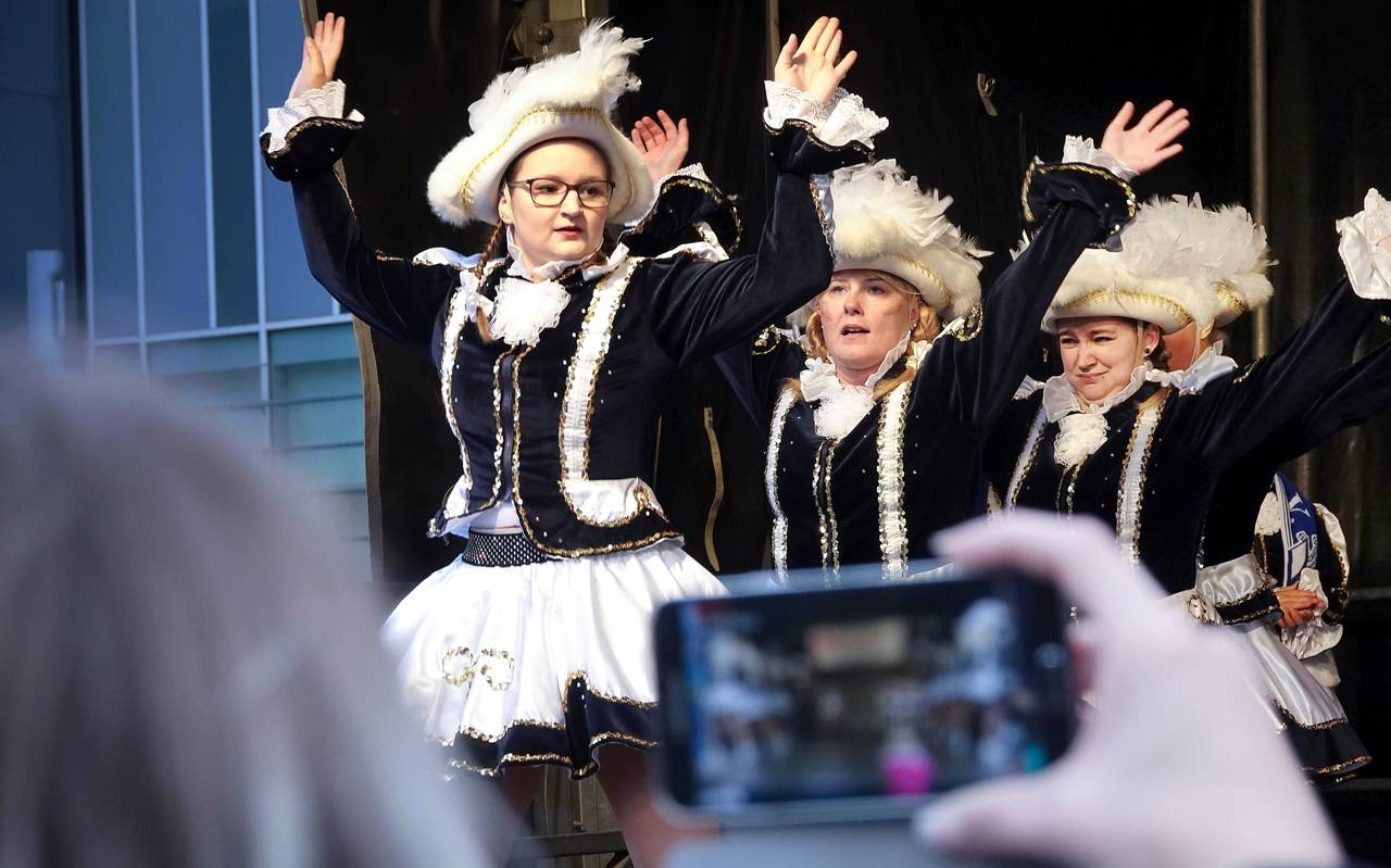 Funkemariechen auf der Bühne