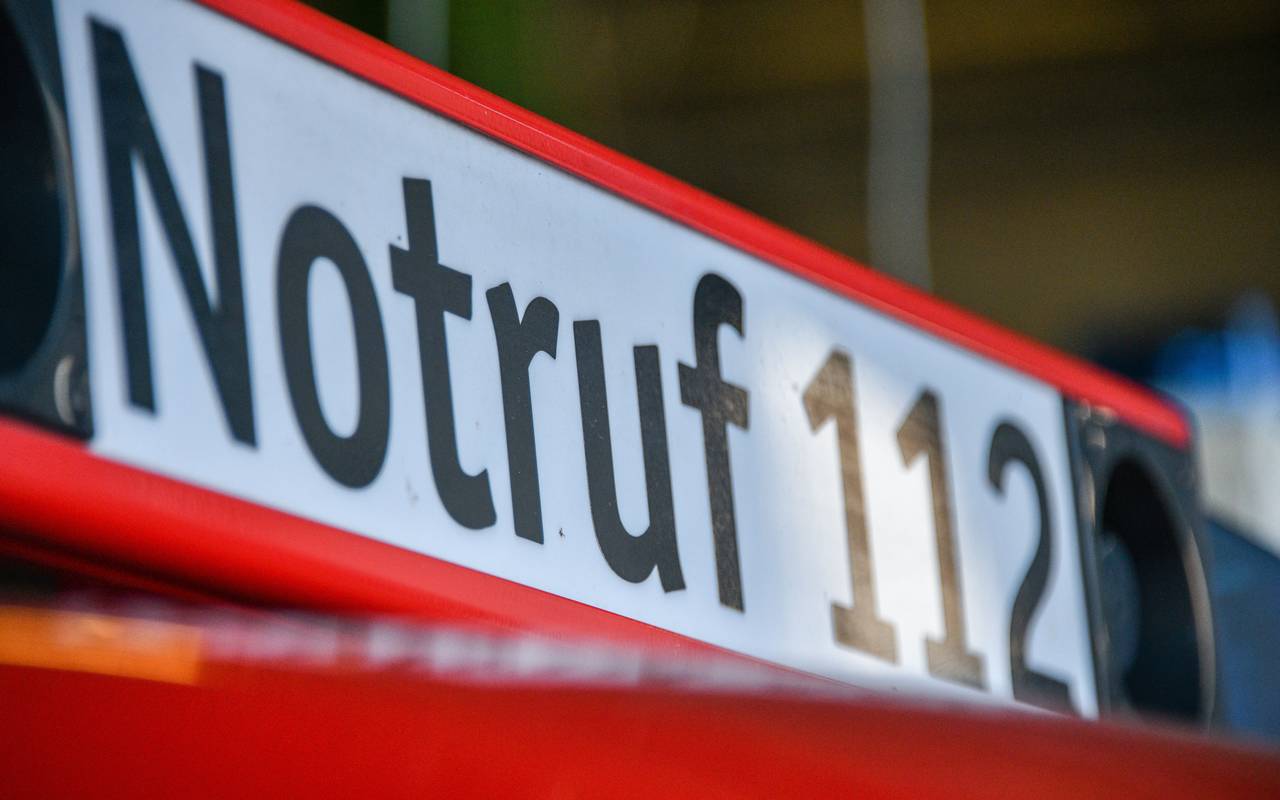 Feuerwehrauto mit "Notruf"-Schild