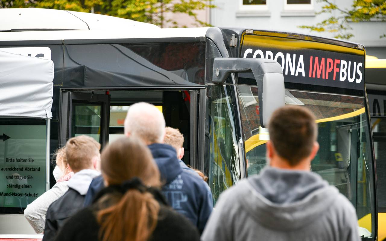 Schlange vor dem Bottroper Impfbus