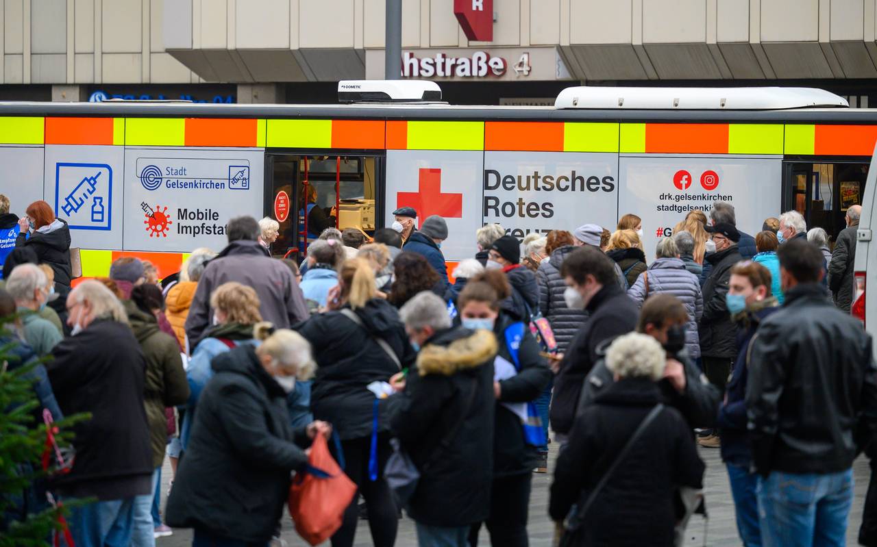 Lange Warteschlange vor dem Gelsenkirchener Impfbus
