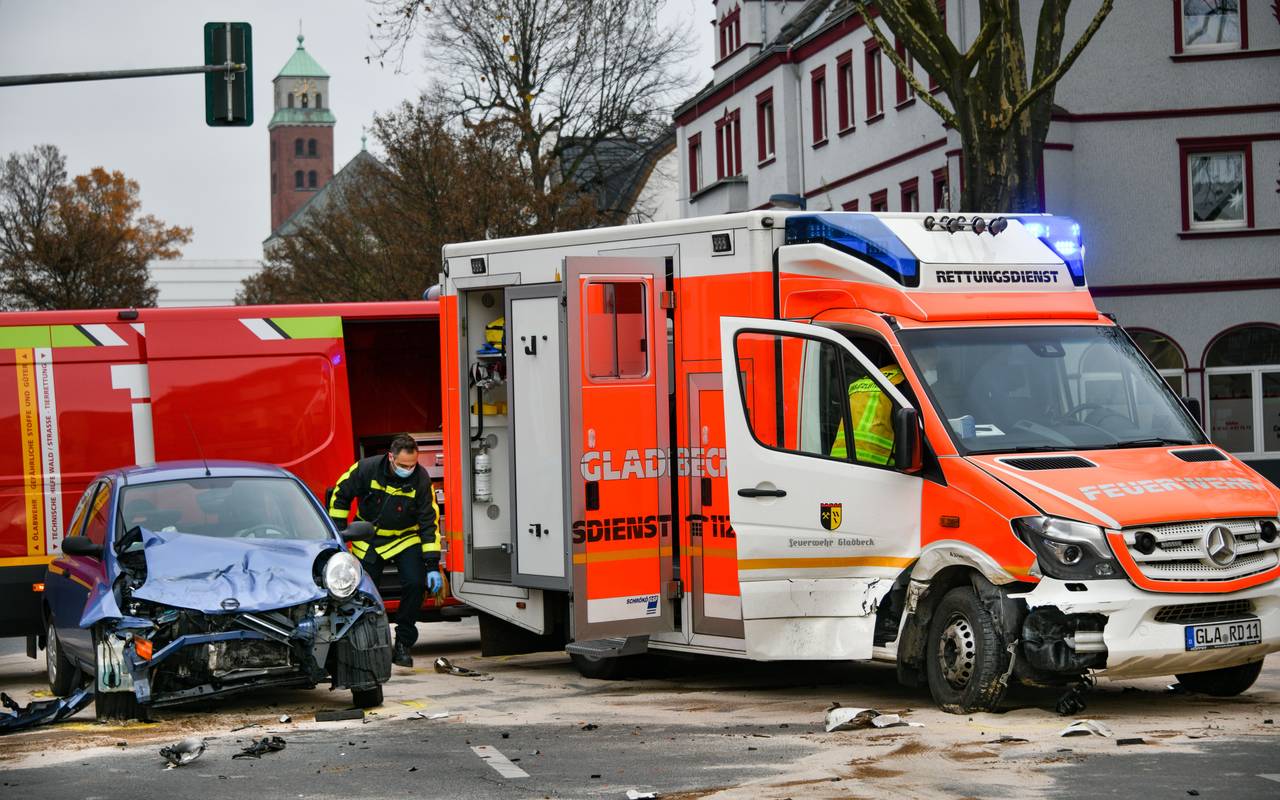 Ein demolierter Rettungswagen neben einem kaputten Auto